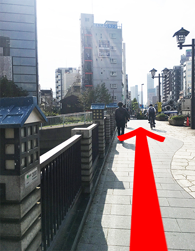 橋を渡る